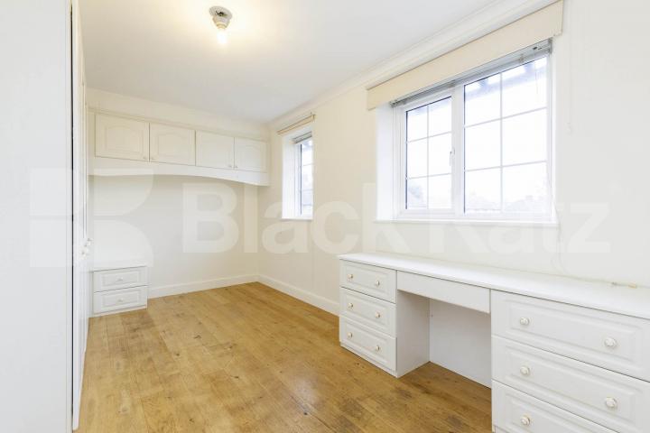 			3 Bedroom, 1 bath, 1 reception House			 Wormholt Road, Shepherds Bush